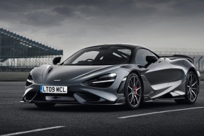 -中国足球国家队与海外俱乐部建立合作关系，中国在外国足球俱乐部