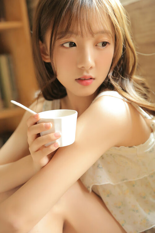 直播弹幕互动功能引发观众热情参与，直播弹幕是实时的吗