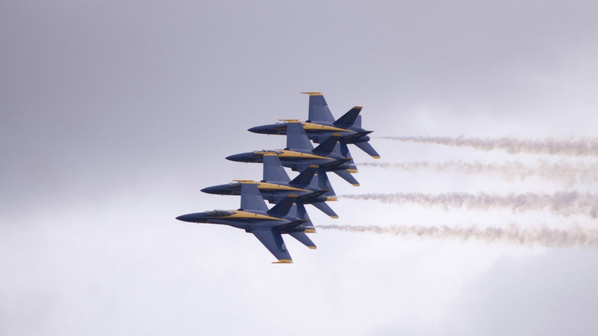 C罗赛后在球场中央独自默哀致敬传奇,c罗出战